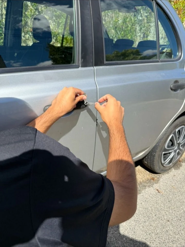 Ouverture fine d'une portière Nissan Micra